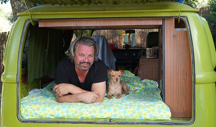 Auf Tour mit Hund: Mit seinem Tony Bandito bereist Musiker Henning Wehland im alten VW Bus von einem Abenteuer zum nächsten. Lesen Sie hier alles über die Reise mit Hund.