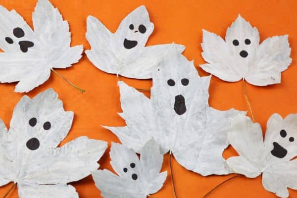 Bl&auml;tter als Gespenster bemalt.