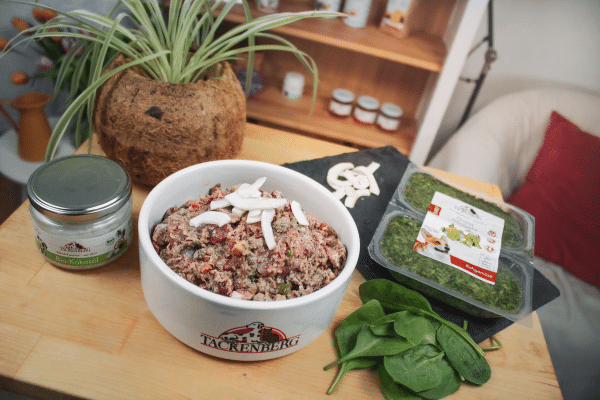 BARF Men&uuml; Huhn & Lachs mit gr&uuml;nem Gem&uuml;se verfeinert.