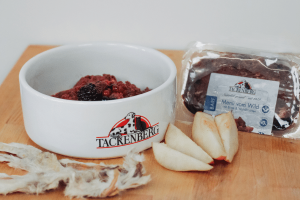 Barf Men&uuml; Wild mit Waldbeeren.