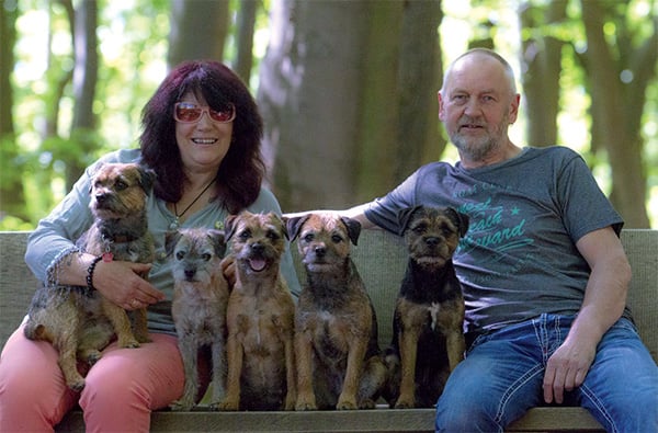 Beate & Karsten K&uuml;hl mit ihren Border Terriern