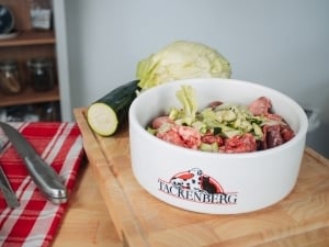 BARF-Napf mit Salat und Zucchini.