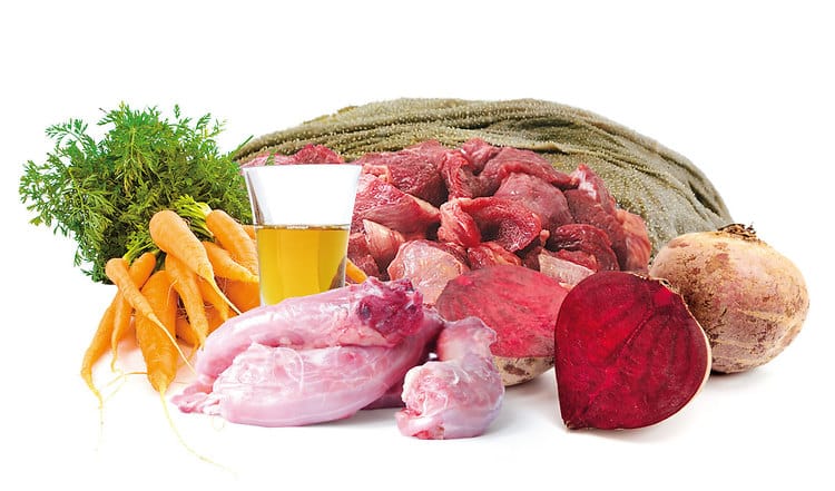 BARF Rezept mit Rindergulasch & Entenhälsen mit Karotte und Rote Beete