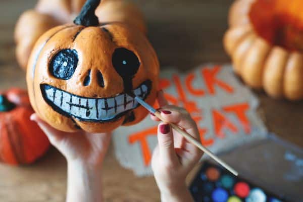 K&uuml;rbisse bemalen.