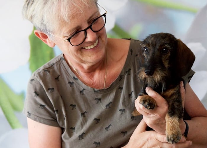 Teckel-Züchterin Iris Thies mit IHrem Schützling